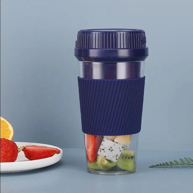 Licuadora portátil azul con frutas frescas